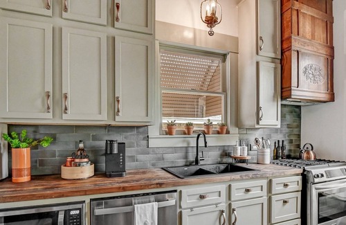 Denison House | The Beverly 20th Century home located near Historic Downtown Denison.