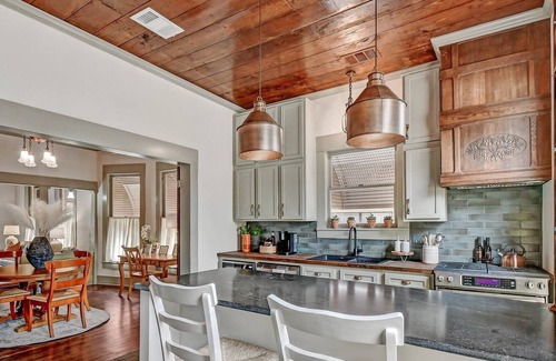 Denison House | The Beverly 20th Century home located near Historic Downtown Denison.