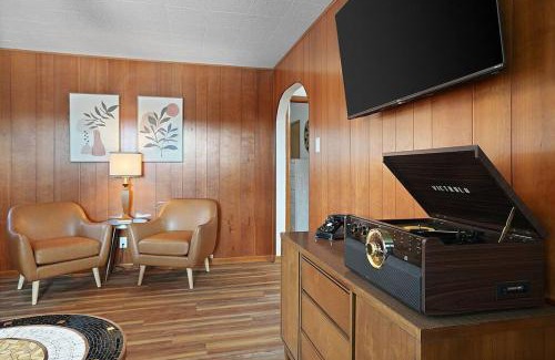 Waterford House | The Beverly on Buena Lake