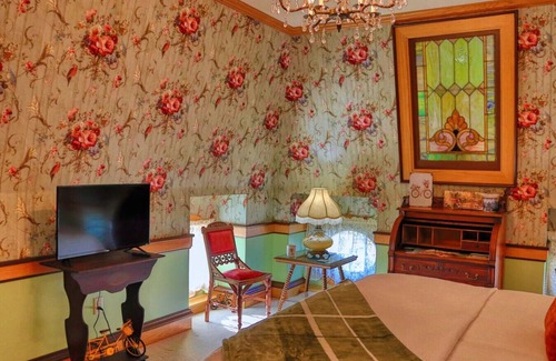 Pella Bed & Breakfast | The Bicycle Suite at Pella Mansion