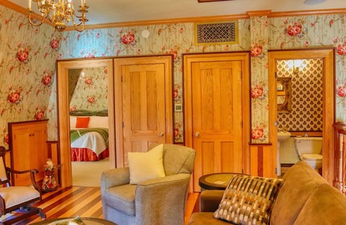 Pella Bed & Breakfast | The Bicycle Suite at Pella Mansion