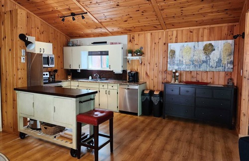 Arnes Cottage | The Birch Grove Escape! Year round, park like setting, short walk to beach
