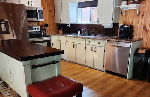 Arnes Cottage | The Birch Grove Escape! Year round, park like setting, short walk to beach