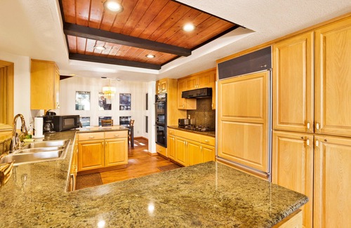Boulder Bay Cabin | The Birdhouse Big Bear Lake | Pool Table | Foosball | Hot Tub