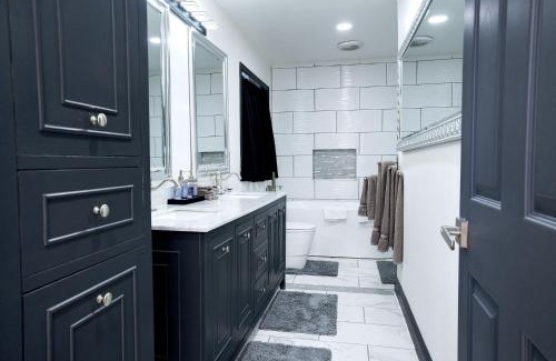 Oak Center House | The Black and White House