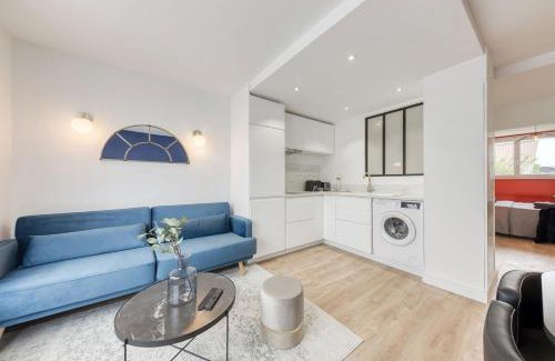 Quartier des Coteaux de l'Orge Apartment | The Blue and Gold Cocoon Appart
