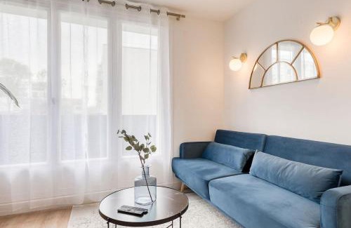 Quartier des Coteaux de l'Orge Apartment | The Blue and Gold Cocoon Appart