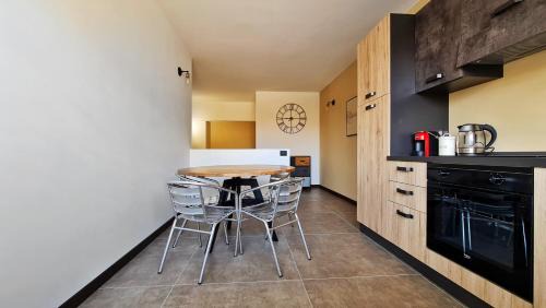 Bagheria Apartment | The blue and red rooms