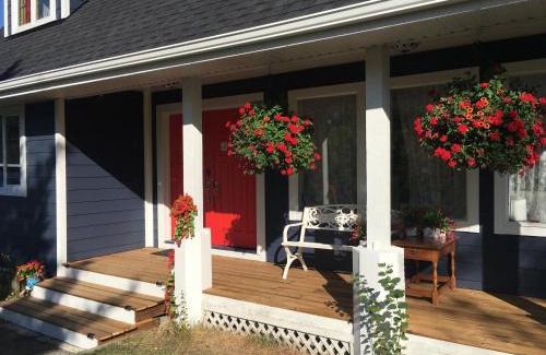 70 Mile House Bed & Breakfast | The Blue Cottage B&B