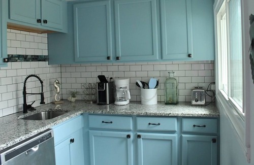 Issue House | The Blue Crab is 5 blocks from Beach, 0.5 miles to Beach, 100 ft from bay.