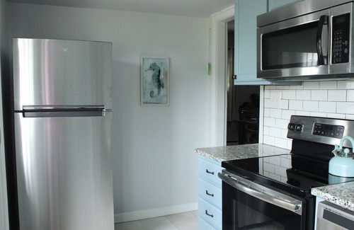 Issue House | The Blue Crab is 5 blocks from Beach, 0.5 miles to Beach, 100 ft from bay.