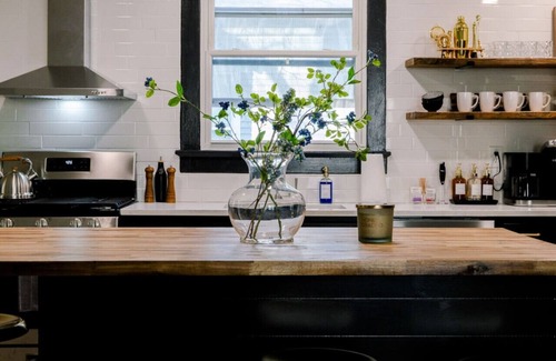 Beechmont House | The Blue Door | Urban Home | Hot Tub | Near SDF