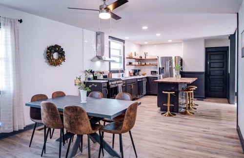 Beechmont House | The Blue Door | Urban Home | Hot Tub | Near SDF