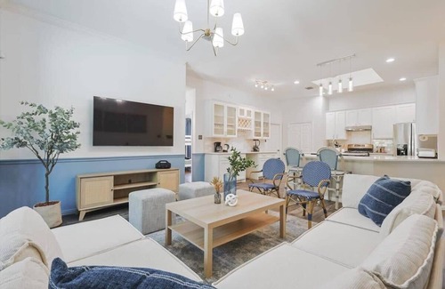Corinth House | The Blue Holly - Bright & Spacious with a Pool