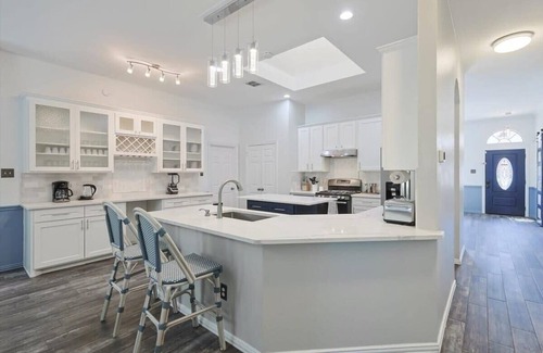Corinth House | The Blue Holly - Bright & Spacious with a Pool