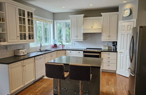 New Tecumseth House | The Blue House - 4 Bedrooms + Pool - Perfect for the Whole Family!