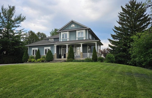 New Tecumseth House | The Blue House - 4 Bedrooms + Pool - Perfect for the Whole Family!