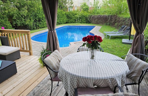 New Tecumseth House | The Blue House - 4 Bedrooms + Pool - Perfect for the Whole Family!