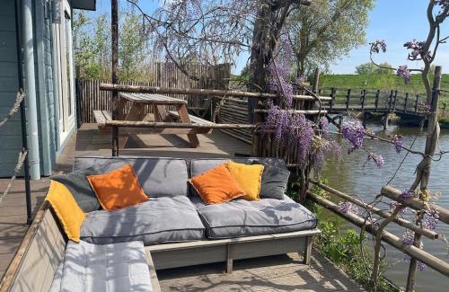 Ooltgensplaat Ski Chalet | The Blue House - Heerlijk aan het Water