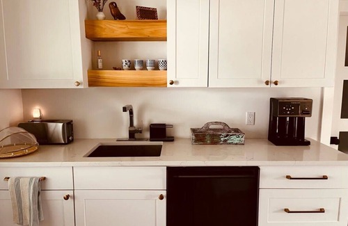 Prince Edward House | The Blue House in the heart of Picton