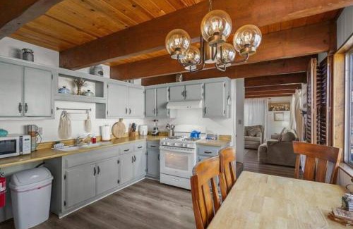 Peter Pan House | The BlueBird Retreat, Jacuzzi, BBQ