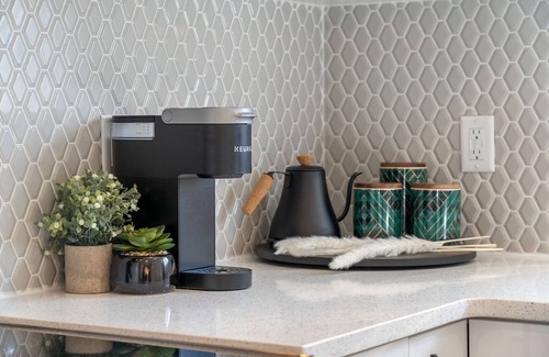 Southeast Calgary House | The Bluebird & The Nest | 10 Min DT | Free Parking | Upscale | Private Back Yard