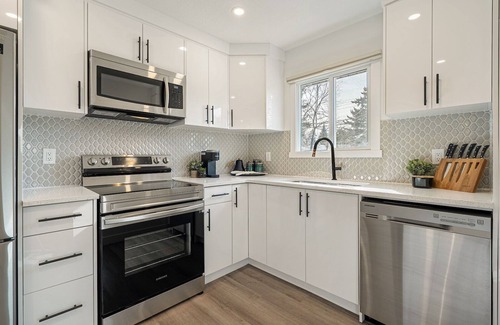 Southeast Calgary House | The Bluebird & The Nest | 10 Min DT | Free Parking | Upscale | Private Back Yard