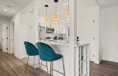 Southeast Calgary House | The Bluebird & The Nest | 10 Min DT | Free Parking | Upscale | Private Back Yard