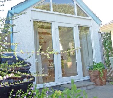 Kingsbridge House | The Boathouse, Kingsbridge - Romantic detached annexe with parking & estuary walk to great pub
