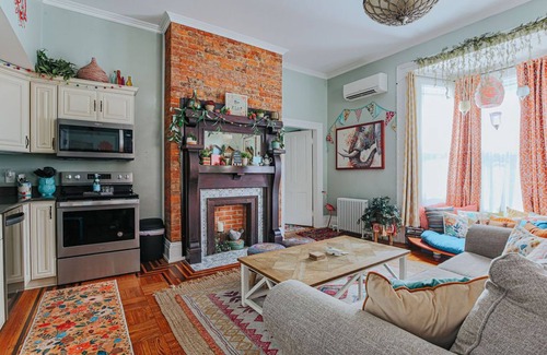 Staunton Apartment | The Bohemian Suite: Walk Downtown!