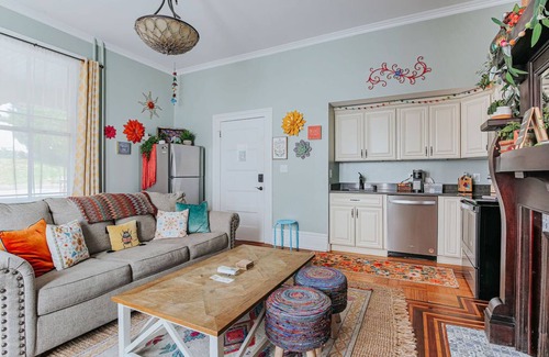 Staunton Apartment | The Bohemian Suite: Walk Downtown!