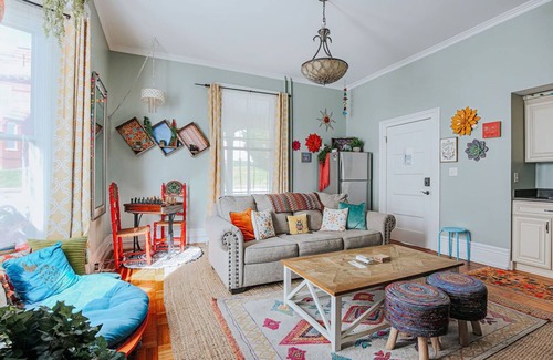 Staunton Apartment | The Bohemian Suite: Walk Downtown!