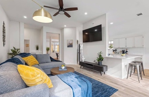 McNeil House | The Bonnie - 5 Bed Near Everything!
