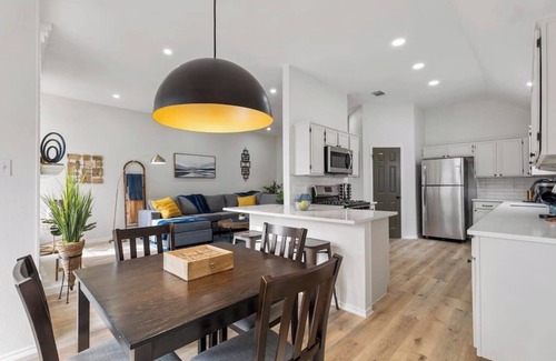 McNeil House | The Bonnie - 5 Bed Near Everything!