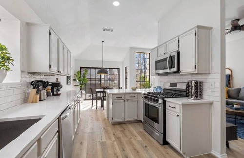 McNeil House | The Bonnie - 5 Bed Near Everything!