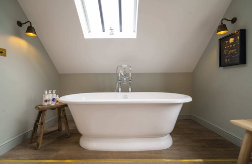 Henley Bed & Breakfast | The Bottle & Glass Inn - Deluxe inc bath - Room 3
