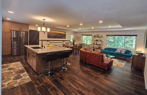 Manhattan House | The Bradley House - Beautiful & Spacious Home - Near Campus & Stadium