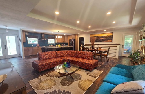 Manhattan House | The Bradley House - Beautiful & Spacious Home - Near Campus & Stadium