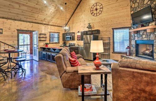 Broken Bow House | The Breeze - Broken Bow Cabin with Hot Tub and Deck!