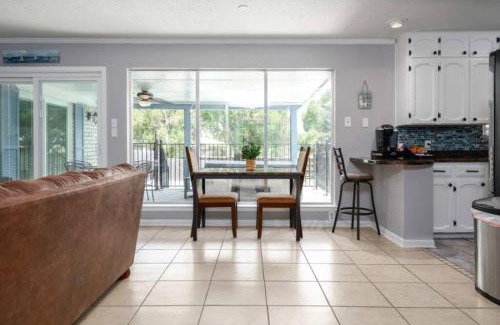 Killeen Villa | The Breezy Blue View with hot tub and pool