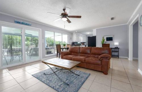 Killeen Villa | The Breezy Blue View with hot tub and pool