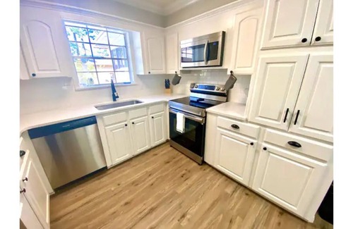 Alexandria House | The Briarcliff - 4 bedroom/3 bath home with back patio and large back deck
