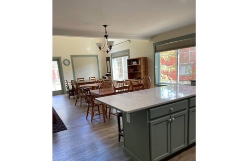 Nauvoo House | The Brickhouse in Nauvoo Sleeps 18!