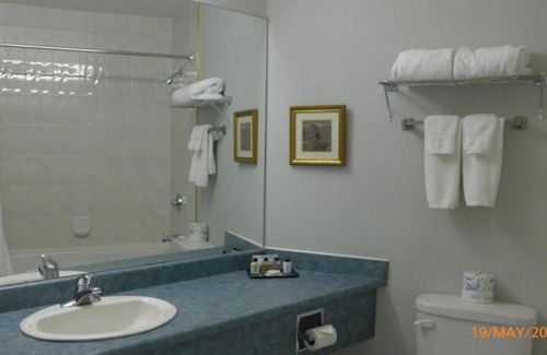 Fort McMurray Hotel | The Bridgeport Inn