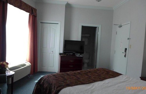 Fort McMurray Hotel | The Bridgeport Inn
