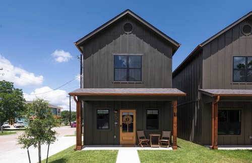 Downtown Cottage | The Bryan Treehouse, near Texas A&M! Your Home Away from Home!