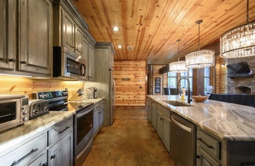 Hochatown Cabin | *The Buck Stops Here* Pickleball! Basketball! Fun For Everyone
