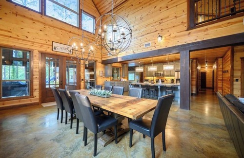Hochatown Cabin | *The Buck Stops Here* Pickleball! Basketball! Fun For Everyone