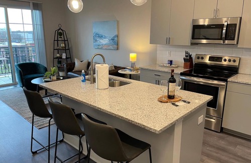 Columbus Apartment | The Buckeye Bungalow | Garage | Walk-In Shower!