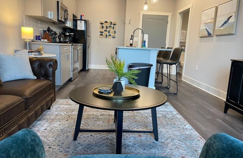 Columbus Apartment | The Buckeye Bungalow | Garage | Walk-In Shower!